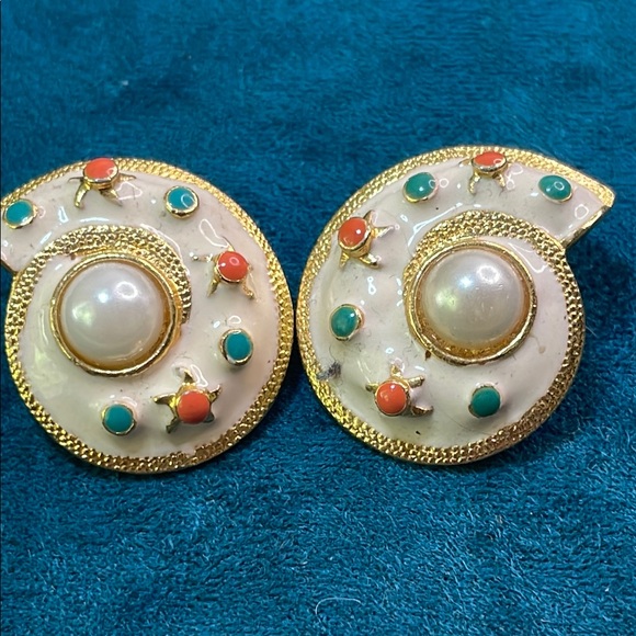 Vintage Goldtone and Faux Pearl Spiral Clip On Earrings - Picture 2 of 7